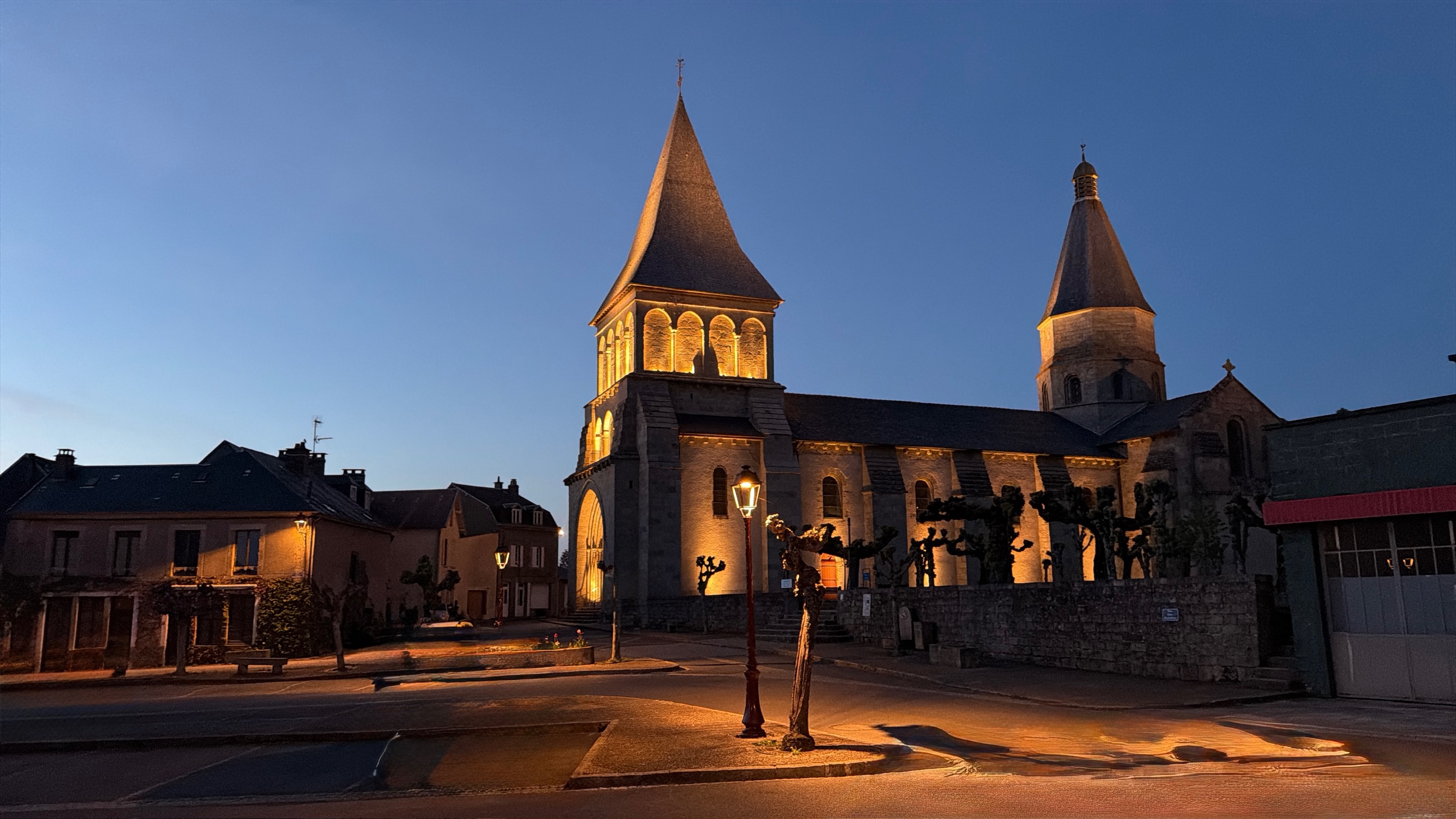 L'abbatiale de Bénévent-l'Abbaye de nuit
